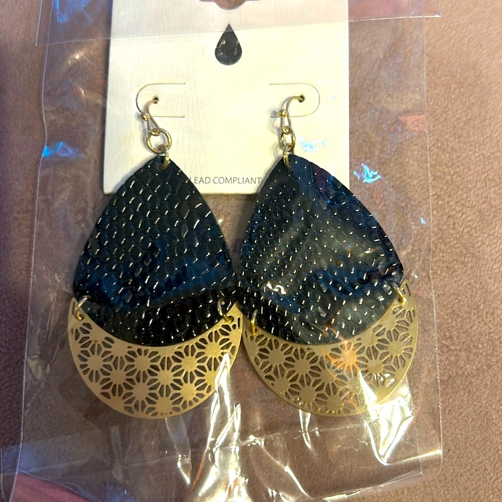 Black and gold metal dangling earrings